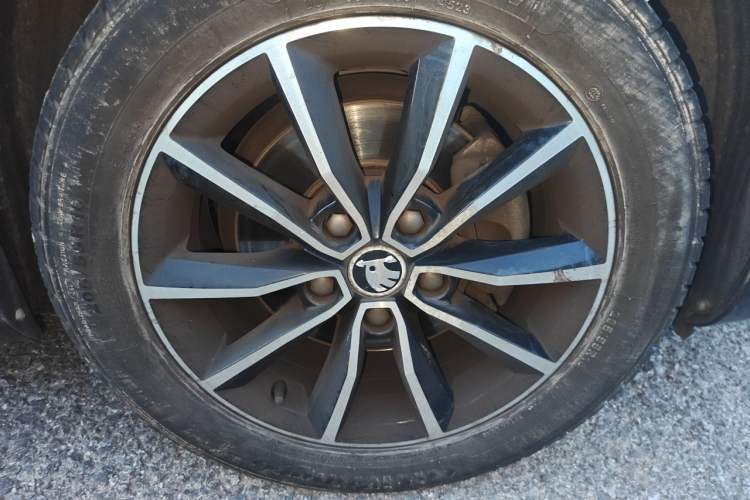 Used Skoda Octavia 2017 1.6L Automatic Smart Drive Edition Right Front Wheel Hub