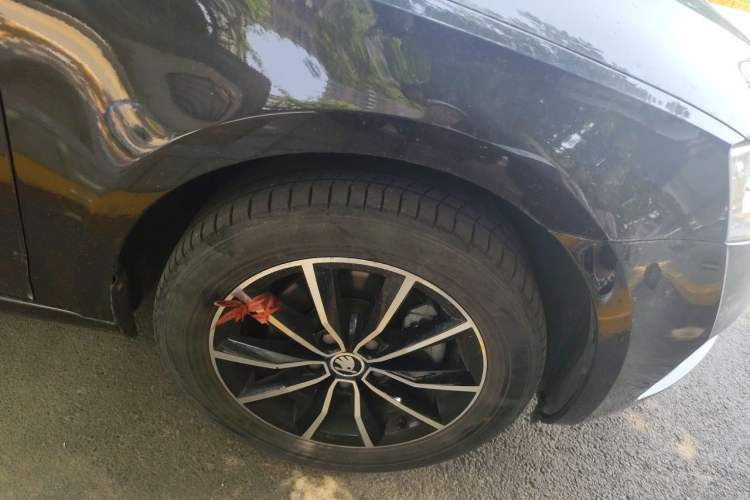 Used Skoda Octavia 2017 1.6L Automatic Smart Drive Edition Right Front Wheel Hub