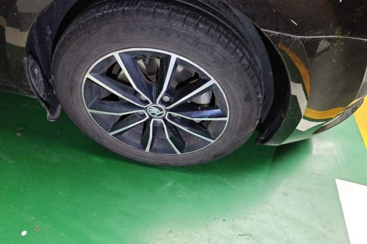 Used Skoda Octavia 2017 1.6L Manual Smart Drive Edition Right Front Wheel Hub