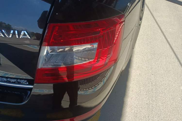 Used Skoda Octavia 2017 1.6L Automatic Smart Drive Edition Right Rear Taillight