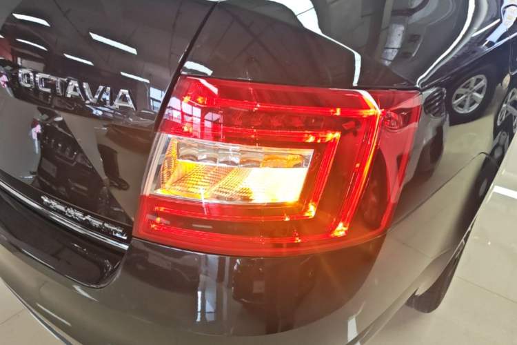 Used Skoda Octavia 2017 1.6L Automatic Smart Drive Edition Right Rear Taillight