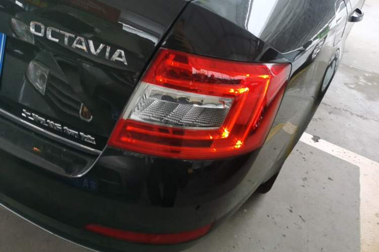 Used Skoda Octavia 2017 1.6L Automatic Smart Drive Edition Right Rear Taillight