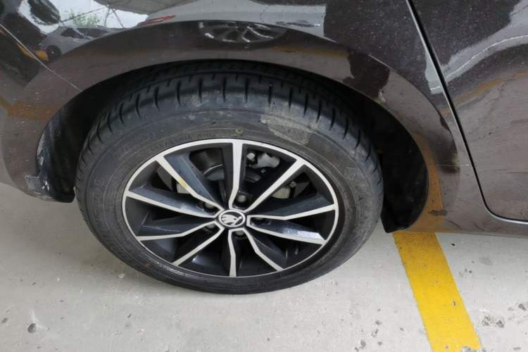 Used Skoda Octavia 2017 1.6L Automatic Smart Drive Edition Right Rear Wheel Hub