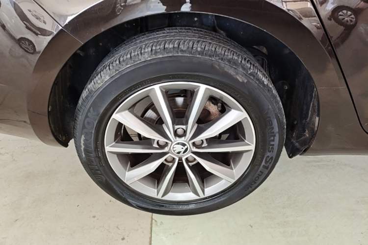 Used Skoda Octavia 2017 Classic Model 1.6L Automatic Comfort Edition Right Rear Wheel Hub