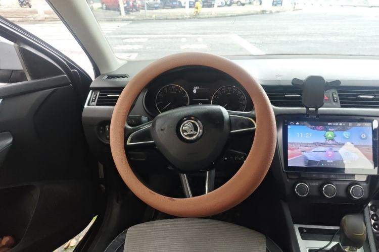 Used Skoda Octavia 2017 1.6L Manual Front-Wheel-Drive Version Steering Wheel