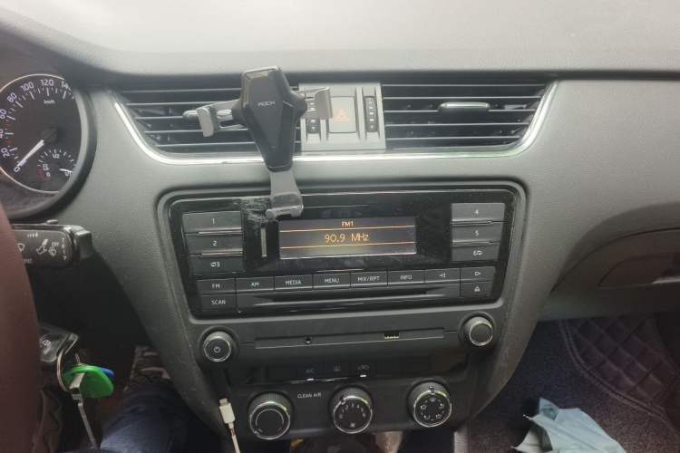 Used Skoda Octavia 2017 1.6L Automatic Chuanxing Edition Audio And AC Panel