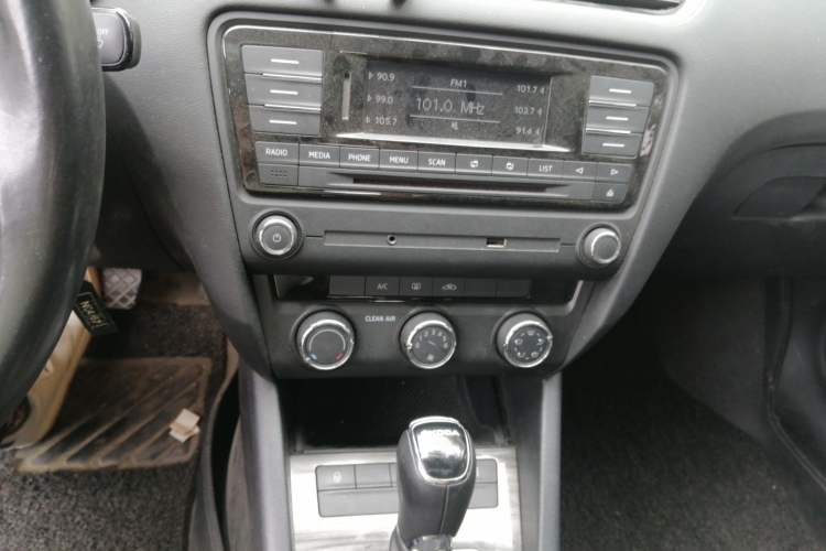 Used Skoda Octavia 2017 1.6L Automatic Smart Drive Edition Audio And AC Panel