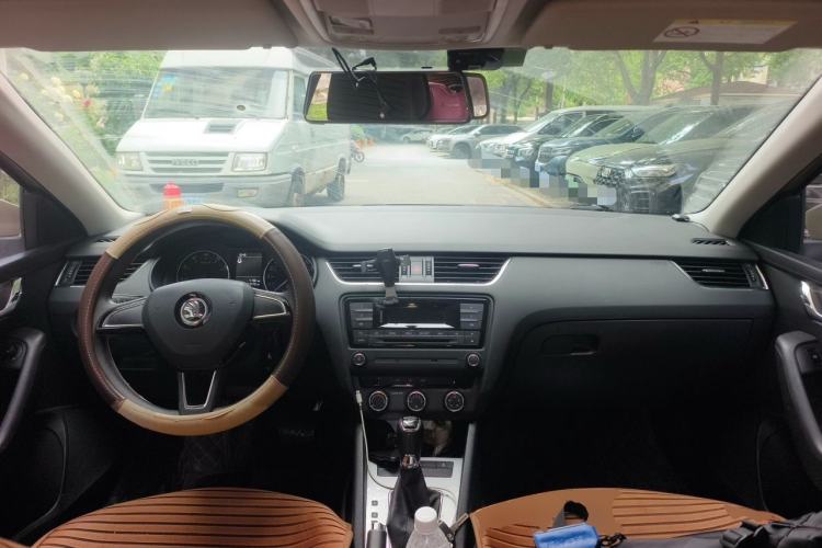 Used Skoda Octavia 2017 1.6L Automatic Chuanxing Edition Center Console