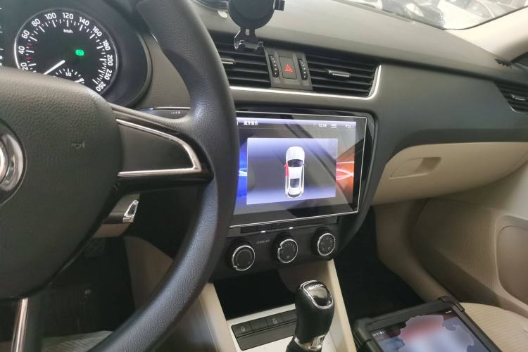 Used Skoda Octavia 2017 1.6L Automatic Chuanxing Edition Center Console