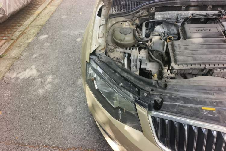 Used Skoda Octavia 2017 1.6L Automatic Chuanxing Edition Engine Bay Right
