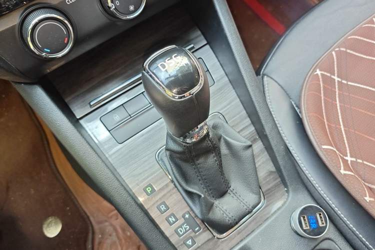 Used Skoda Octavia 2017 TSI280 DSG Smart Drive Edition Gear Lever