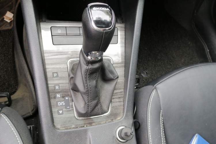 Used Skoda Octavia 2017 1.6L Automatic Smart Drive Edition Gear Lever