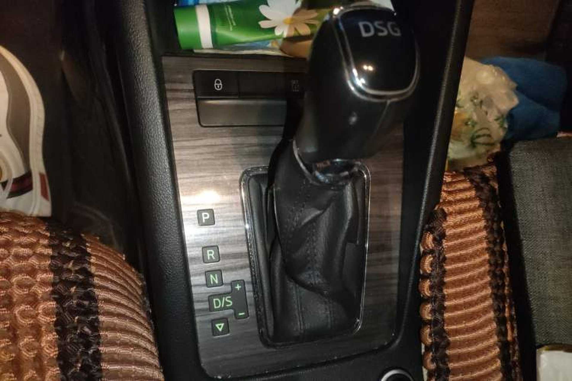 Used Skoda Octavia 2017 TSI280 DSG Smart Drive Edition Gear Lever