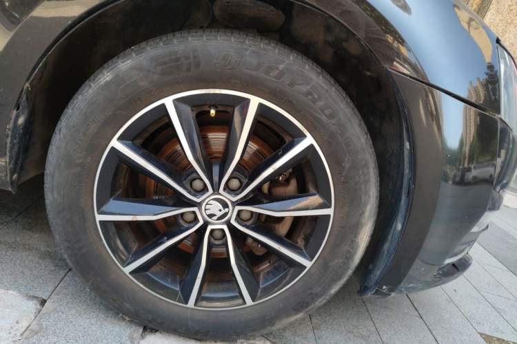 Used Skoda Octavia 2017 1.6L Manual Smart Drive Edition Right Front Wheel Hub