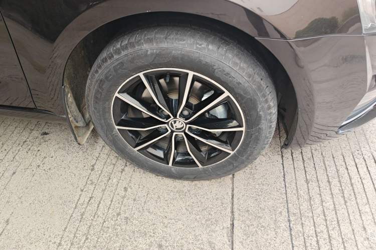 Used Skoda Octavia 2017 TSI280 DSG Smart Drive Edition Right Front Wheel Hub