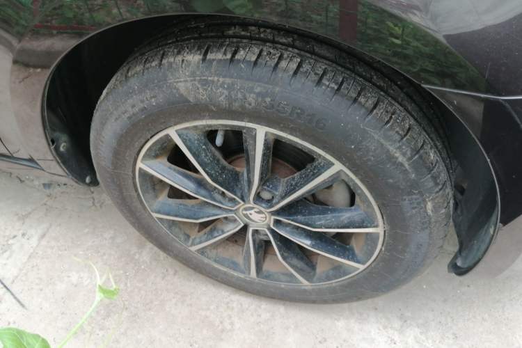 Used Skoda Octavia 2017 1.6L Automatic Smart Drive Edition Right Front Wheel Hub