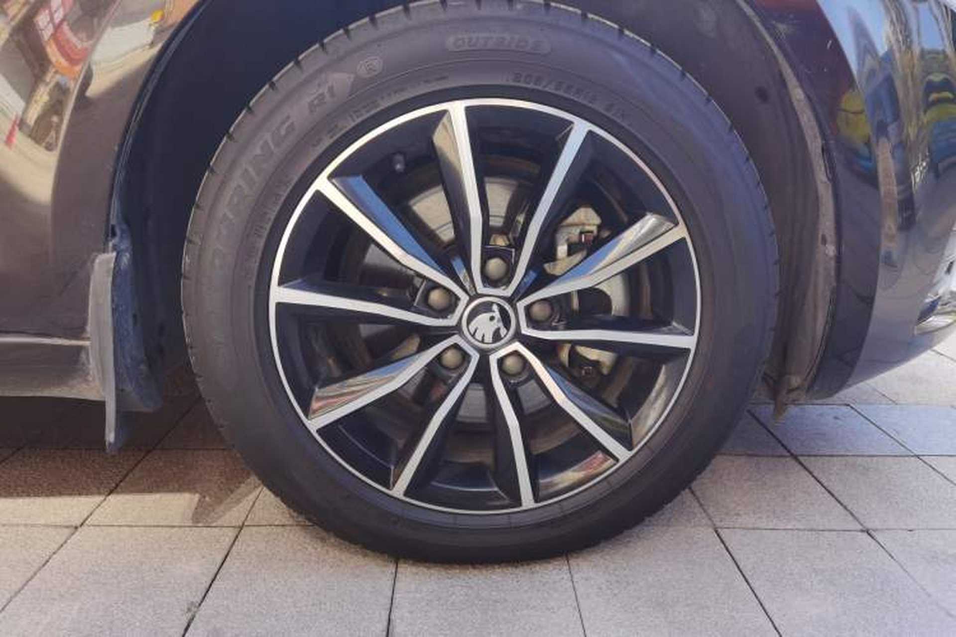 Used Skoda Octavia 2017 1.6L Automatic Smart Drive Edition Right Front Wheel Hub