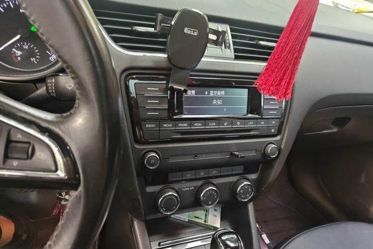 Used Skoda Octavia 2017 1.6L Automatic Smart Drive Edition Audio And AC Panel