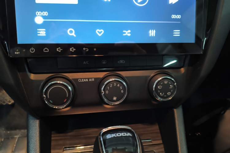Used Skoda Octavia 2017 1.6L Automatic Smart Drive Edition Audio And AC Panel