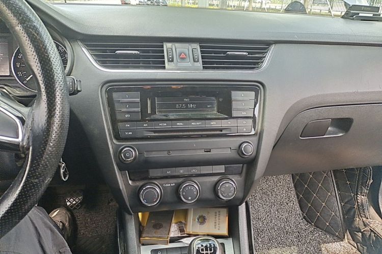 Used Skoda Octavia 2017 1.6L Manual Trend Edition Audio And AC Panel
