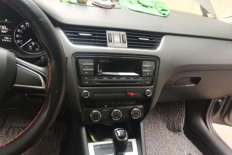 Used Skoda Octavia 2017 1.6L Automatic Chuanxing Edition Audio And AC Panel