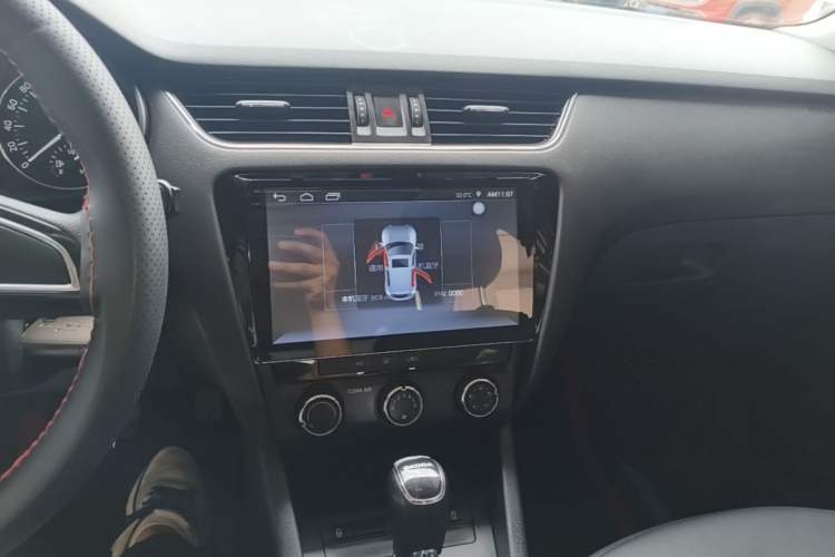 Used Skoda Octavia 2017 Classic Model 1.6L Automatic Comfort Edition Audio And AC Panel