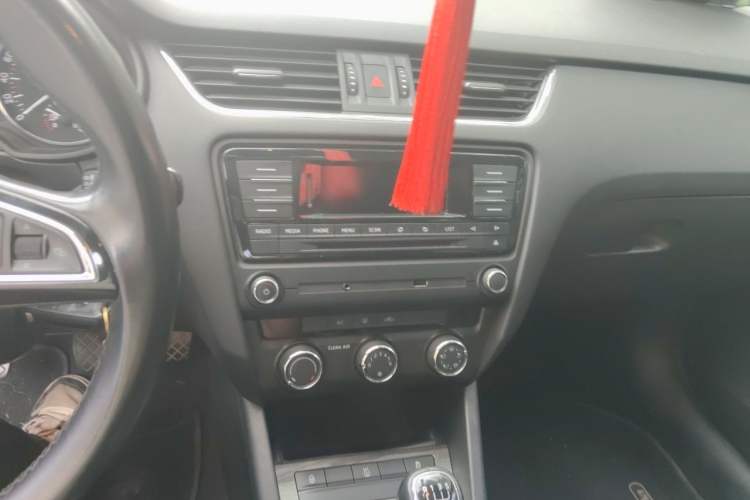 Used Skoda Octavia 2017 1.6L Manual Smart Drive Edition Audio And AC Panel