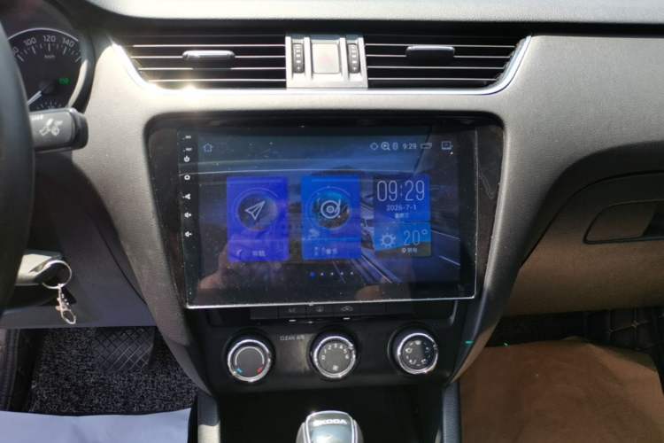 Used Skoda Octavia 2017 1.6L Automatic Smart Drive Edition Audio And AC Panel