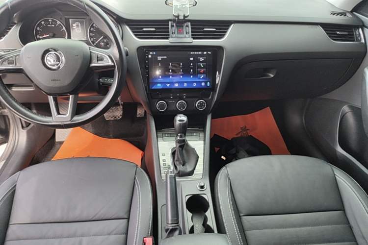 Used Skoda Octavia 2017 1.6L Automatic Smart Drive Edition Audio And AC Panel