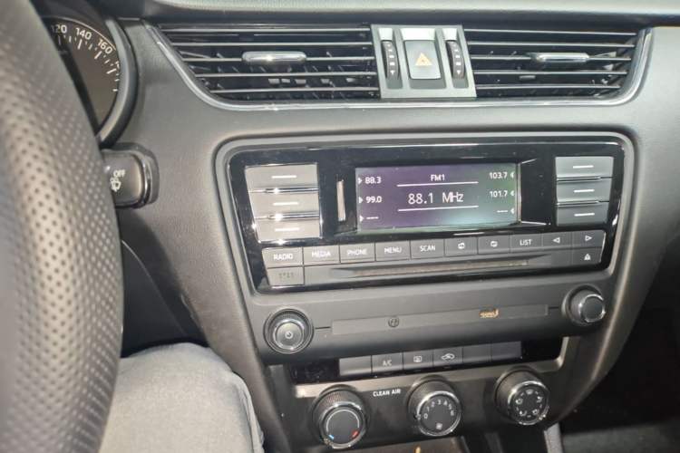 Used Skoda Octavia 2017 1.6L Automatic Smart Drive Edition Audio And AC Panel