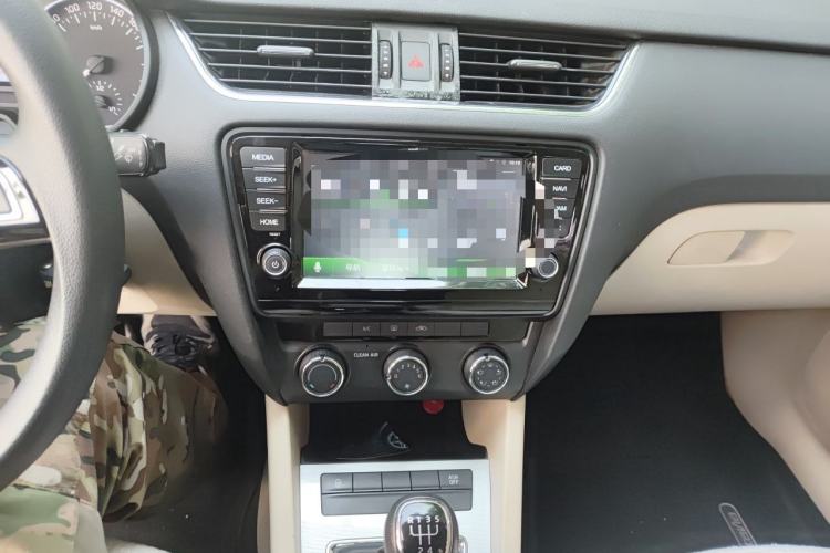 Used Skoda Octavia 2017 1.6L Manual Trend Edition Audio And AC Panel