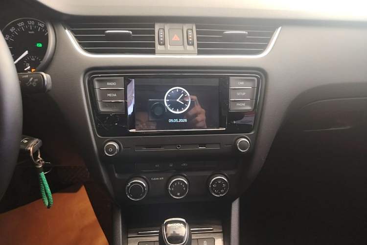 Used Skoda Octavia 2017 1.6L Automatic Smart Drive Edition Audio And AC Panel