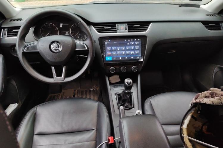Used Skoda Octavia 2017 1.6L Manual Trend Edition Center Console