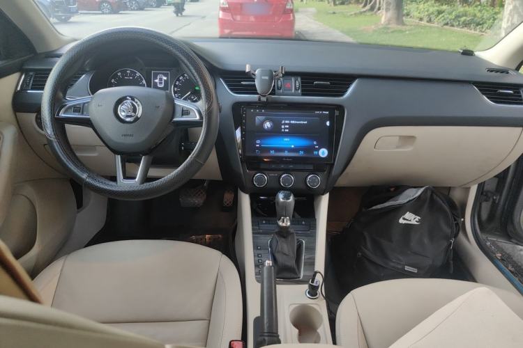 Used Skoda Octavia 2017 1.6L Automatic Smart Drive Edition Center Console