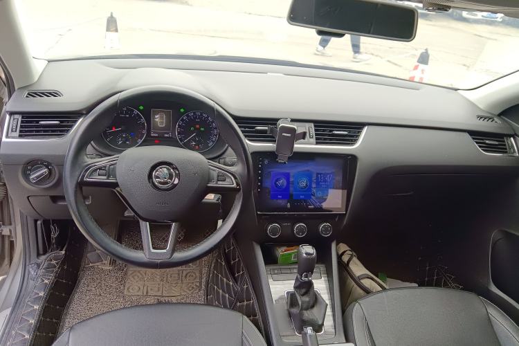 Used Skoda Octavia 2017 1.6L Automatic Smart Drive Edition Center Console