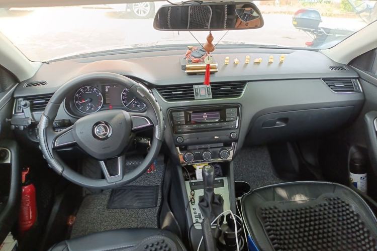 Used Skoda Octavia 2017 1.6L Automatic Chuanxing Edition Center Console