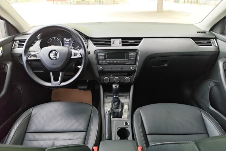 Used Skoda Octavia 2017 1.6L Automatic Smart Drive Edition Center Console