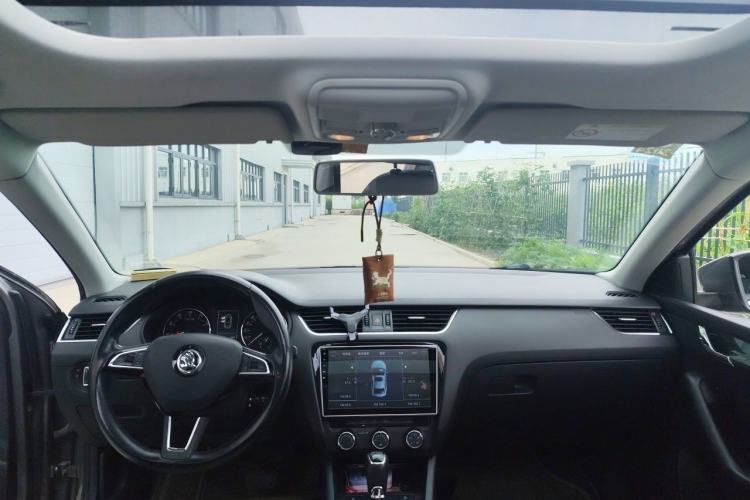 Used Skoda Octavia 2017 1.6L Automatic Smart Drive Edition Center Console