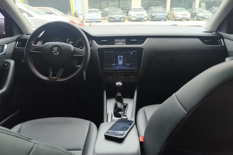 Used Skoda Octavia 2017 Classic Model 1.6L Automatic Comfort Edition Center Console