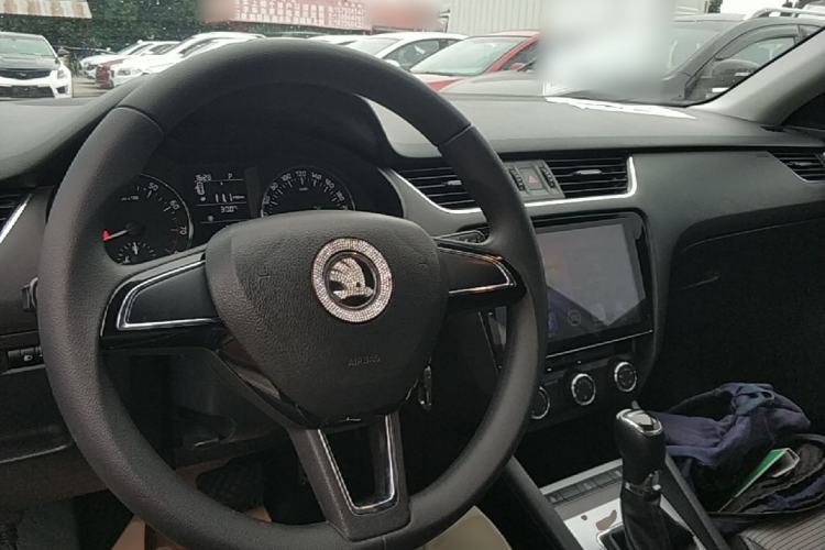 Used Skoda Octavia 2017 1.6L Automatic Chuanxing Edition Center Console