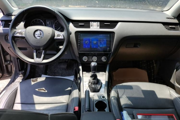 Used Skoda Octavia 2017 1.6L Automatic Smart Drive Edition Center Console