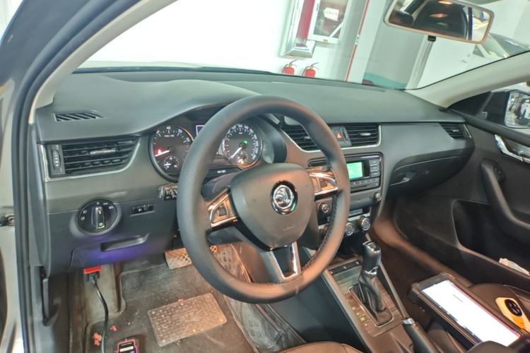 Used Skoda Octavia 2017 1.6L Automatic Smart Drive Edition Center Console