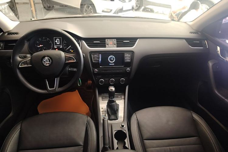 Used Skoda Octavia 2017 1.6L Automatic Smart Drive Edition Center Console