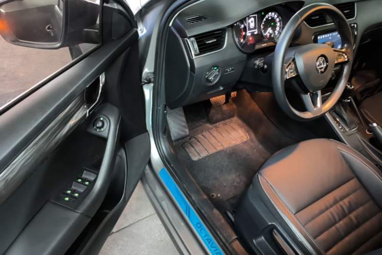 Used Skoda Octavia 2017 1.6L Automatic Smart Drive Edition Driver Seat