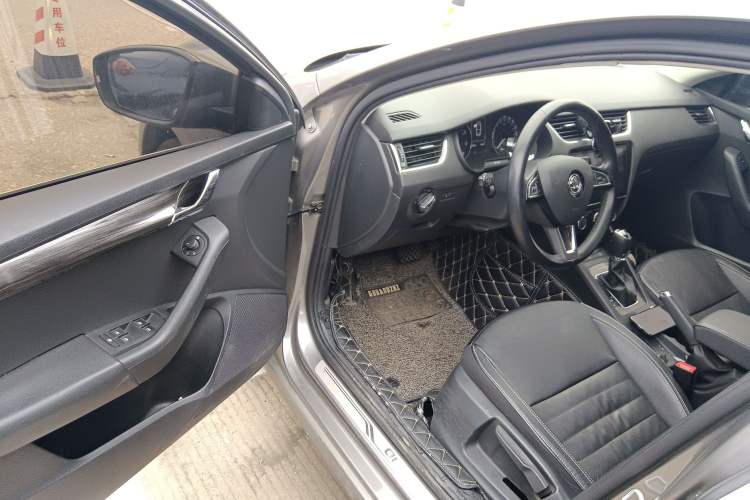 Used Skoda Octavia 2017 1.6L Automatic Smart Drive Edition Driver Seat