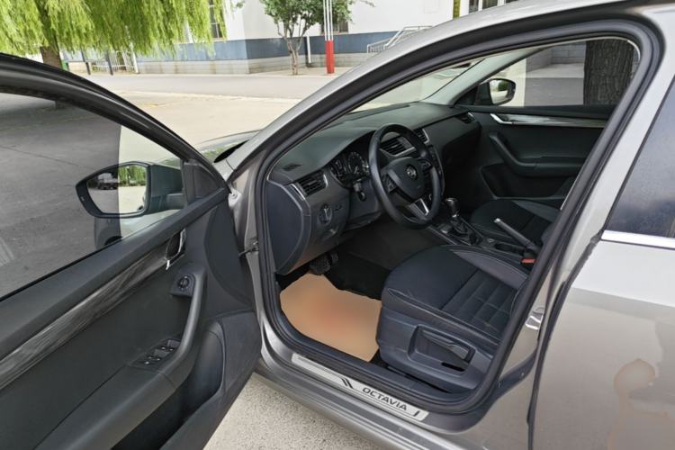 Used Skoda Octavia 2017 1.6L Automatic Smart Drive Edition Driver Seat