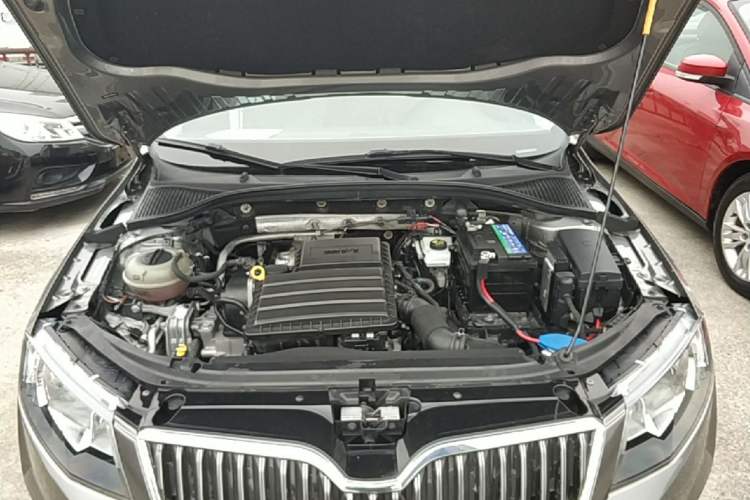 Used Skoda Octavia 2017 1.6L Automatic Chuanxing Edition Engine Bay