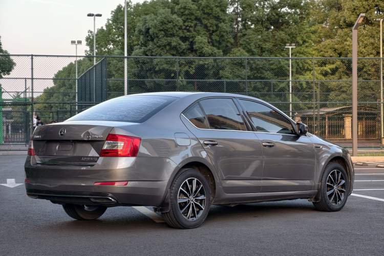 Used Skoda Octavia 2017 1.6L Automatic Smart Drive Edition Exterior 4