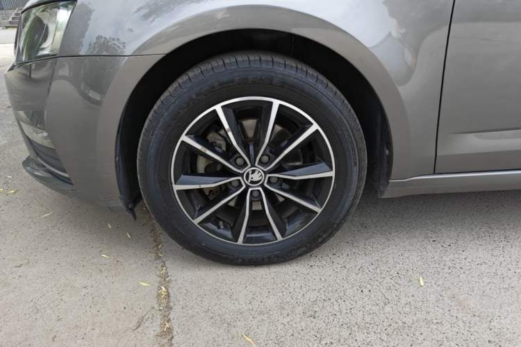 Used Skoda Octavia 2017 1.6L Automatic Smart Drive Edition Exterior 4