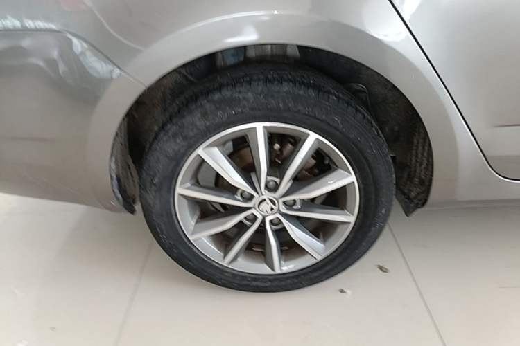 Used Skoda Octavia 2017 Classic Model 1.6L Automatic Comfort Edition Exterior 5